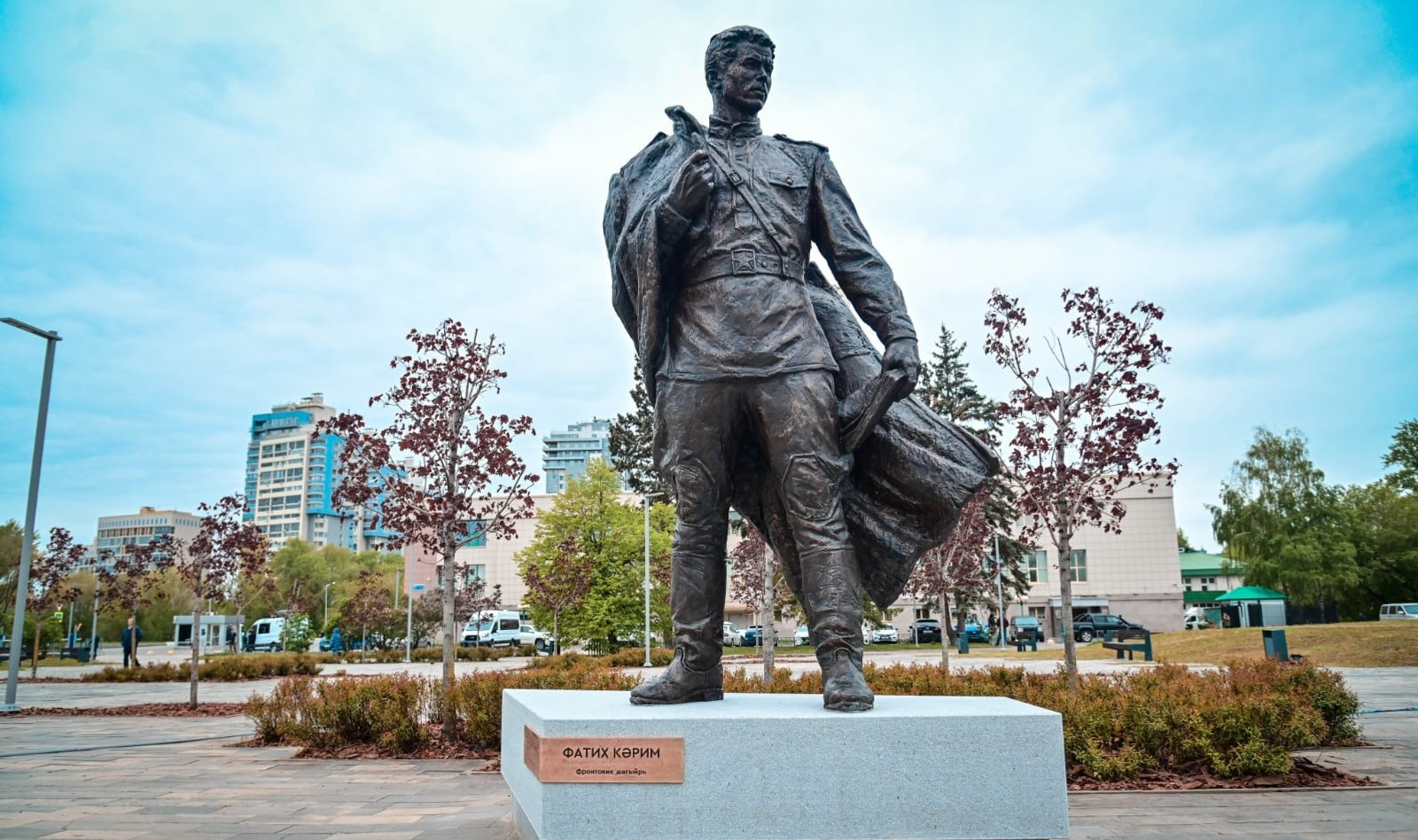 В Казани открыли памятник писателю, уроженцу Башкирии Фатиху Кариму