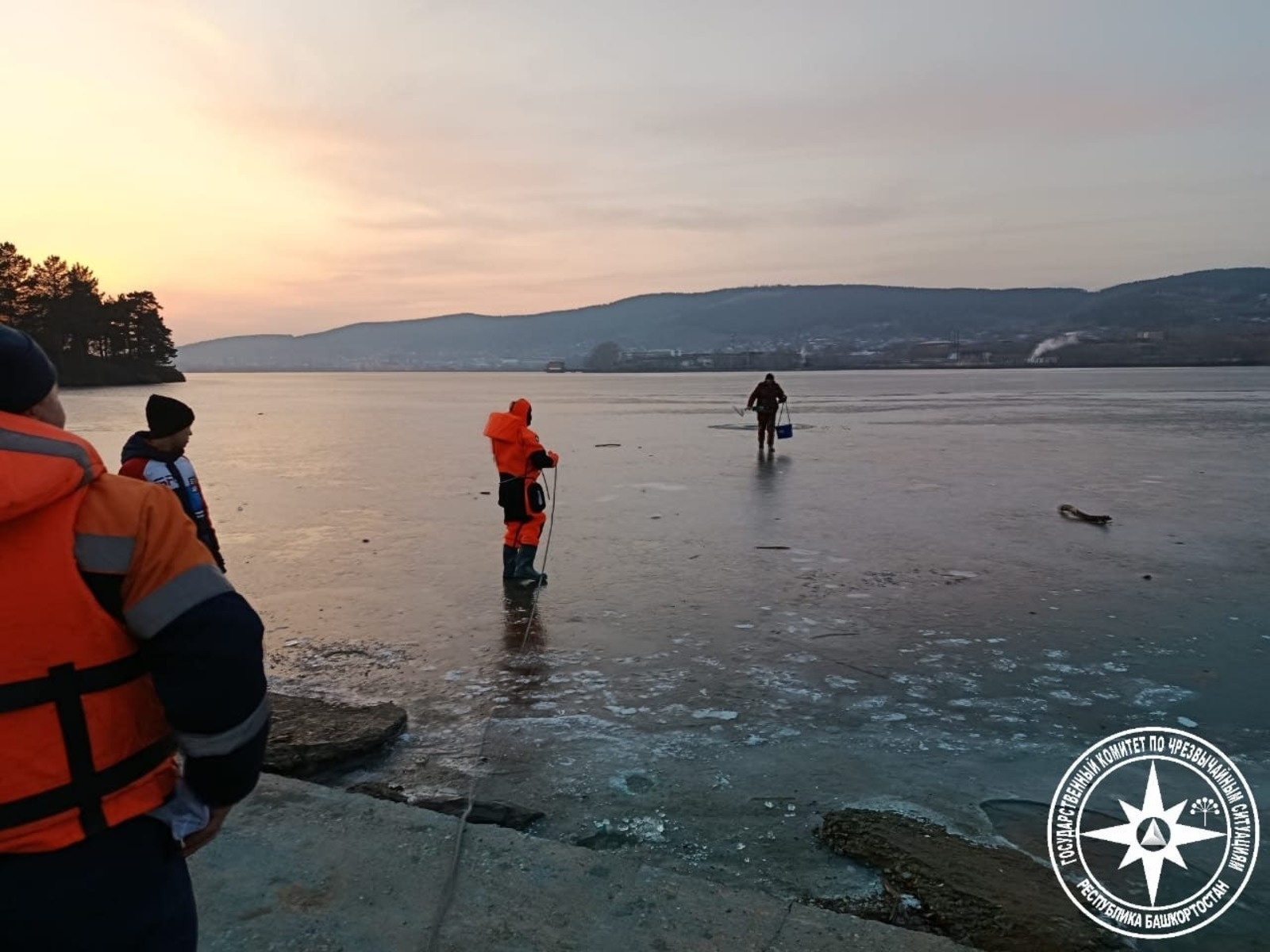В Башкирии спасатели эвакуировали рыбака с опасного льда