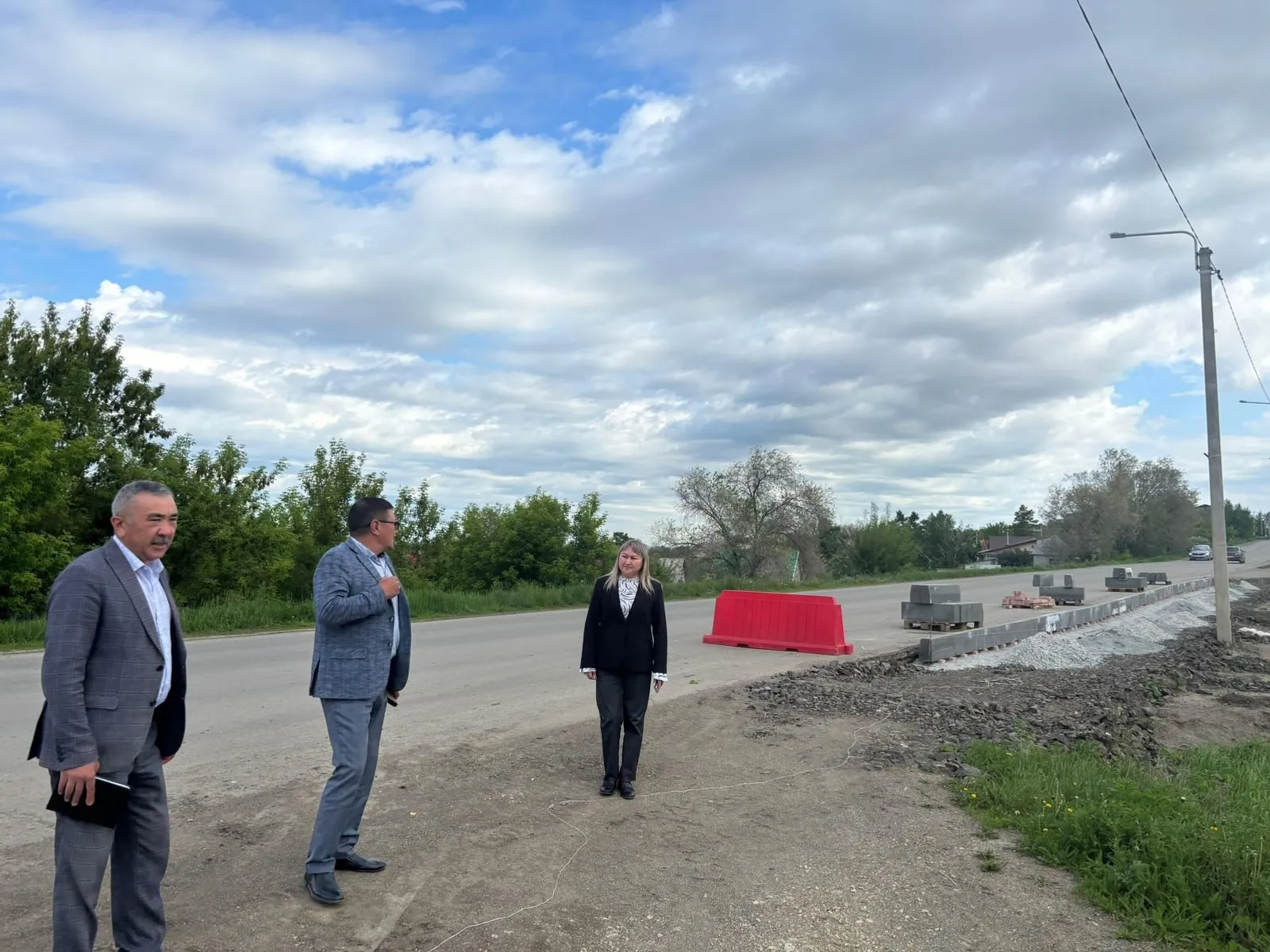 Партийный десант осмотрел тротуар в селе Акъяр