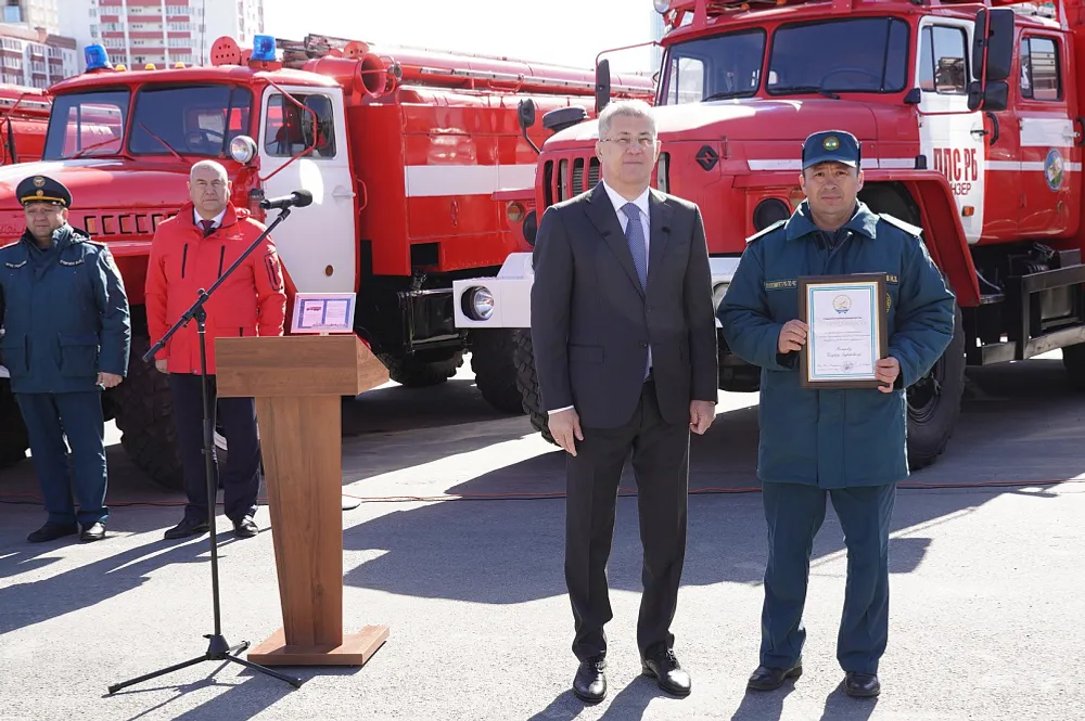 Пожарные Башкирии в профессиональный праздник получили новую технику