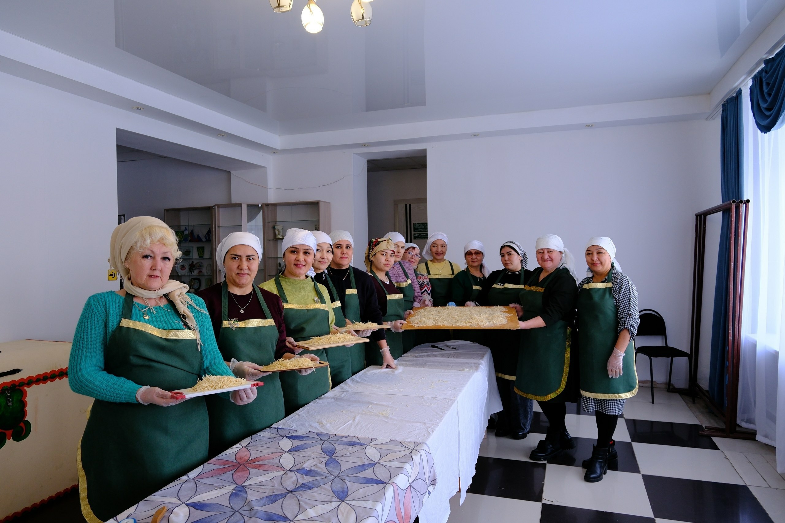 Не просто лапша и чай. Это посылка из дома.