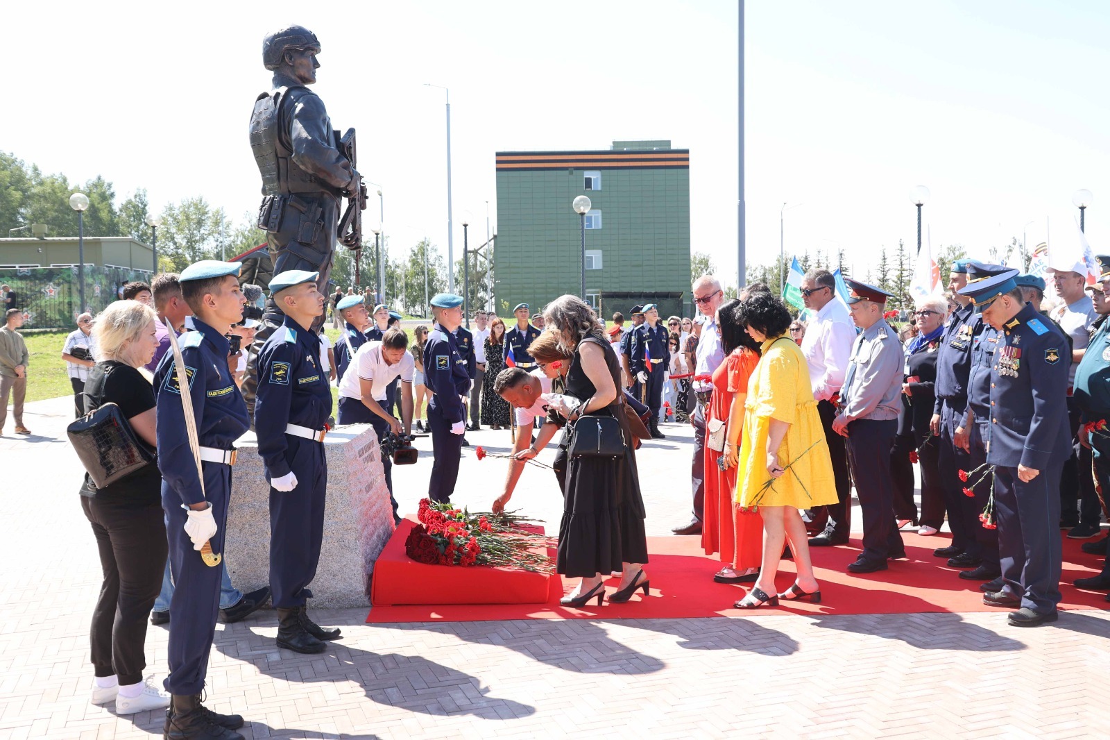 Глава Башкирии открыл памятник Герою России Максиму Серафимову