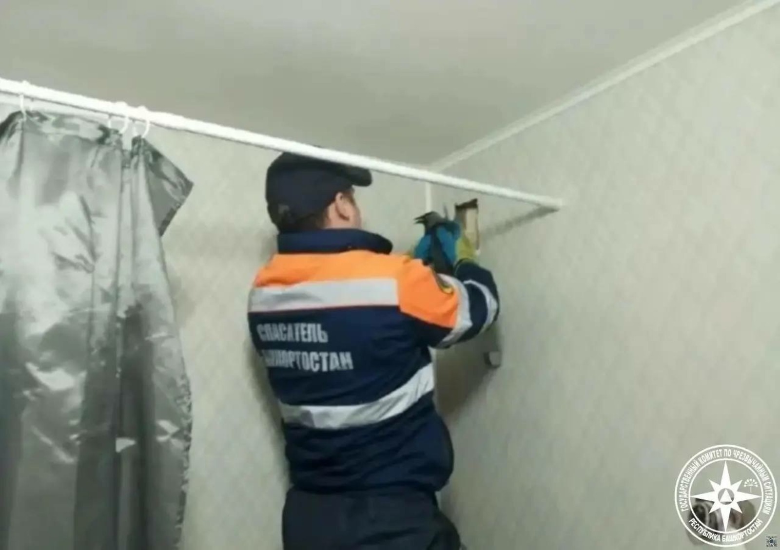 В Башкирии дикая птица забралась в вентиляционную шахту