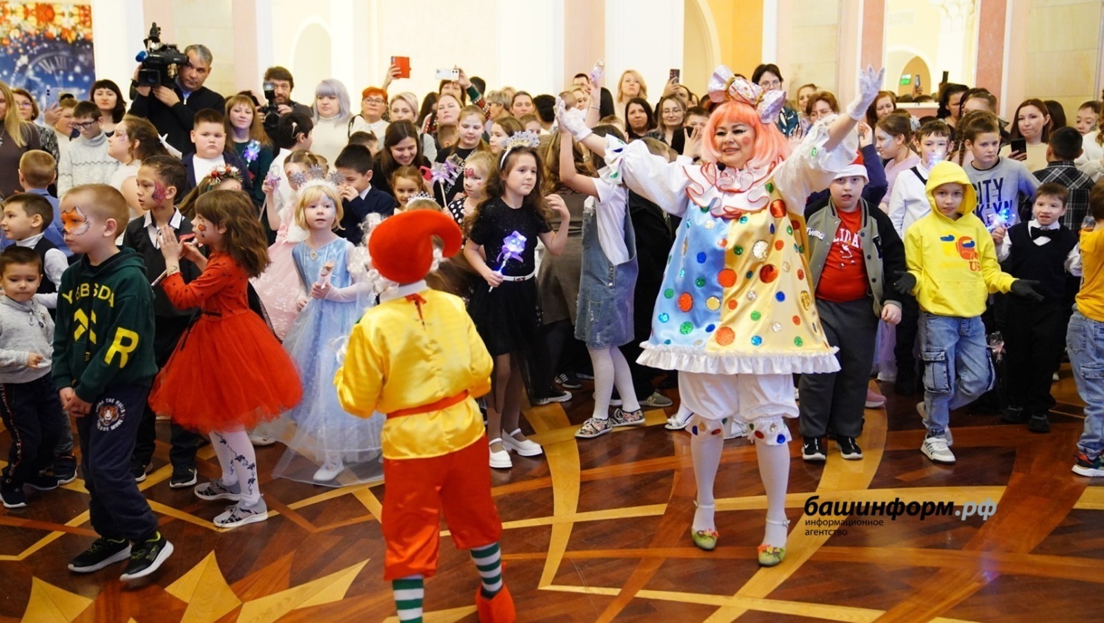 Новогодние представления в Башкирии увидят 300 тысяч детей