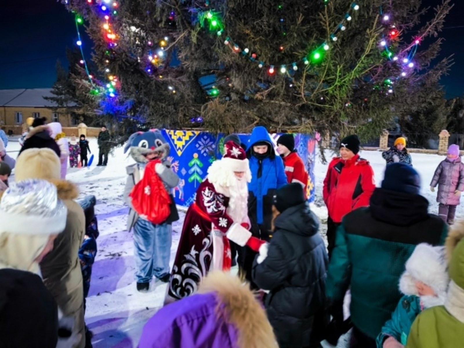 в Бурибае зажглась новогодняя елка