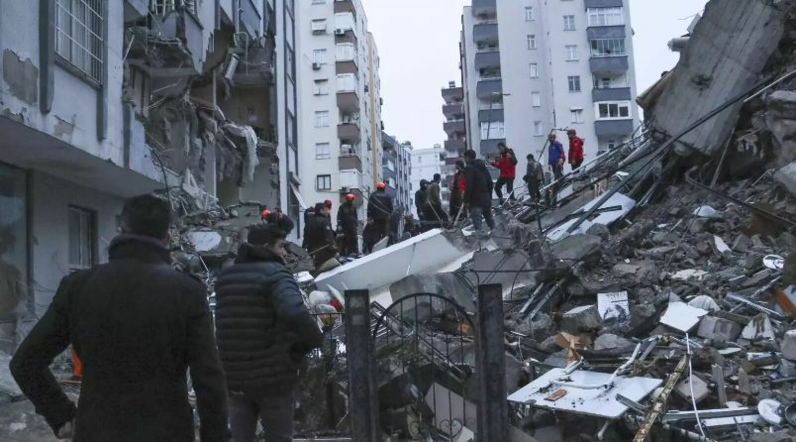 В результате землетрясения в Турции погибли 912 человек