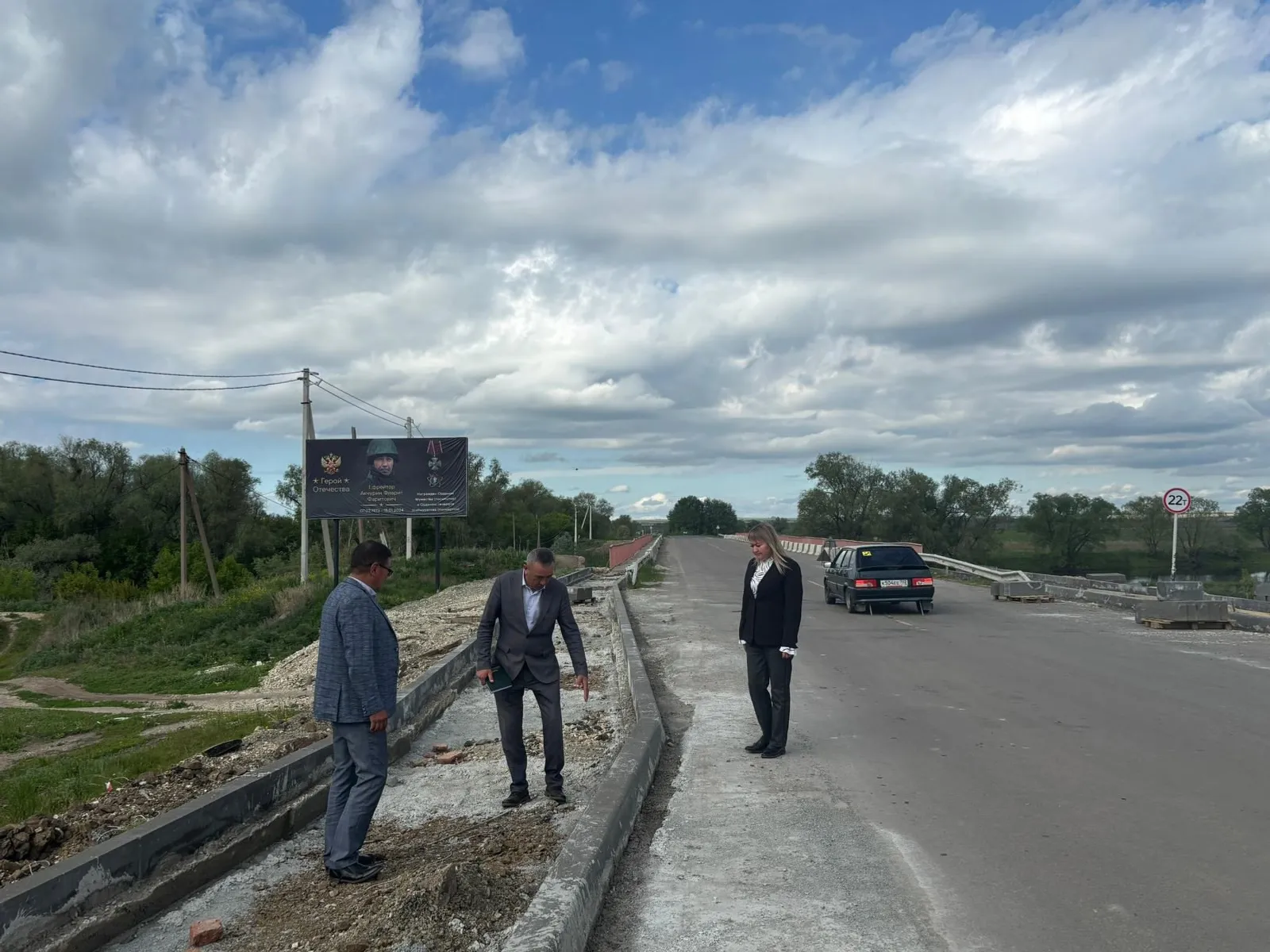 Партийный десант осмотрел тротуар в селе Акъяр