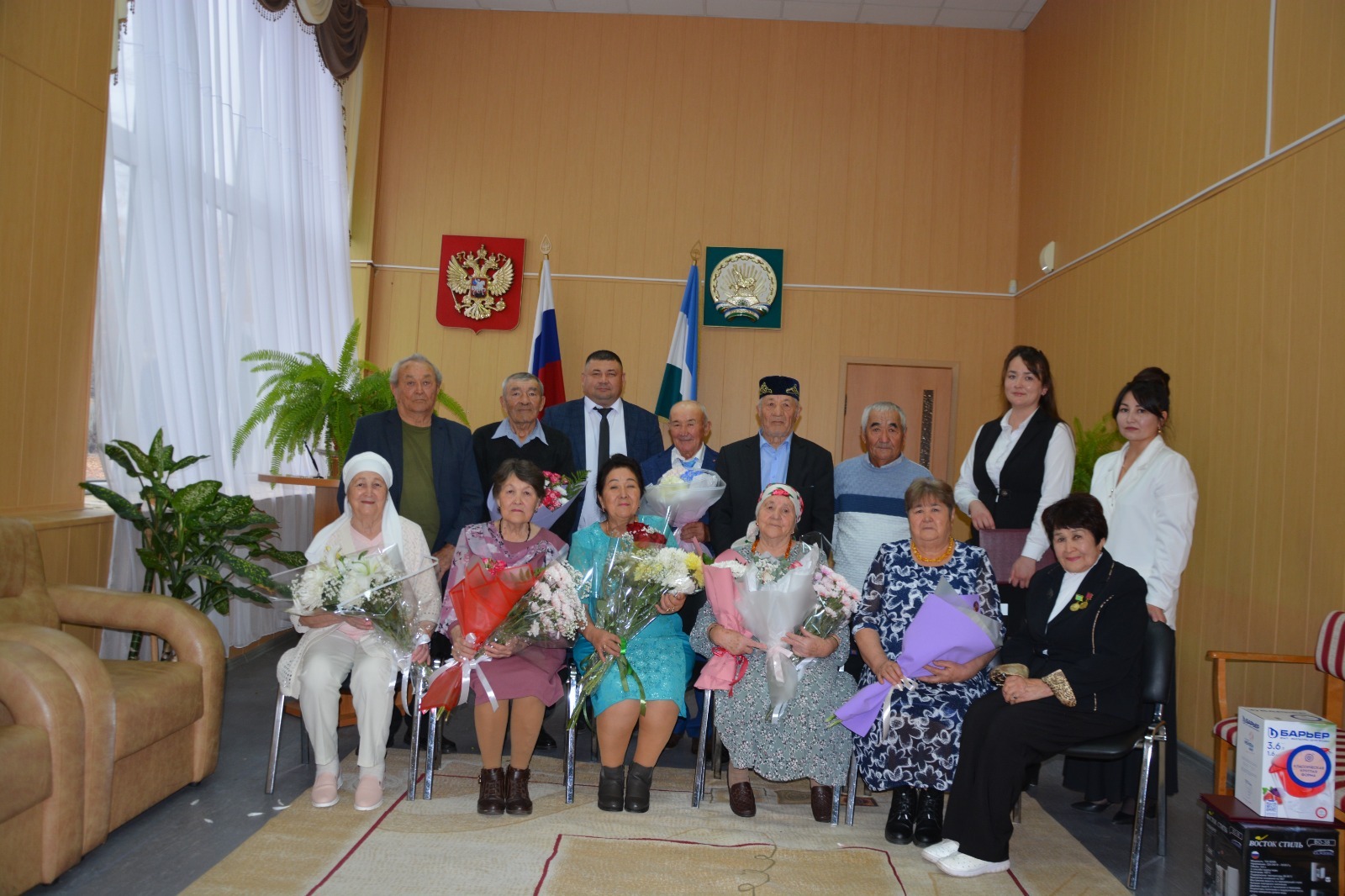 Вместе рука об руку по жизни идут