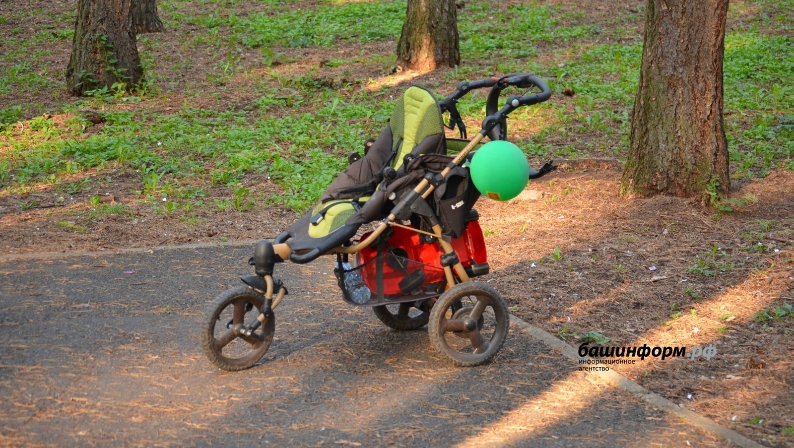 В Башкирии многодетная мать избила на улице свою годовалую дочь