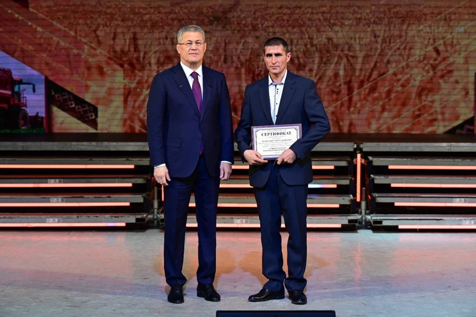 Хайбуллинскому герою жатвы вручили ключи от автомобиля «Лада Нива»