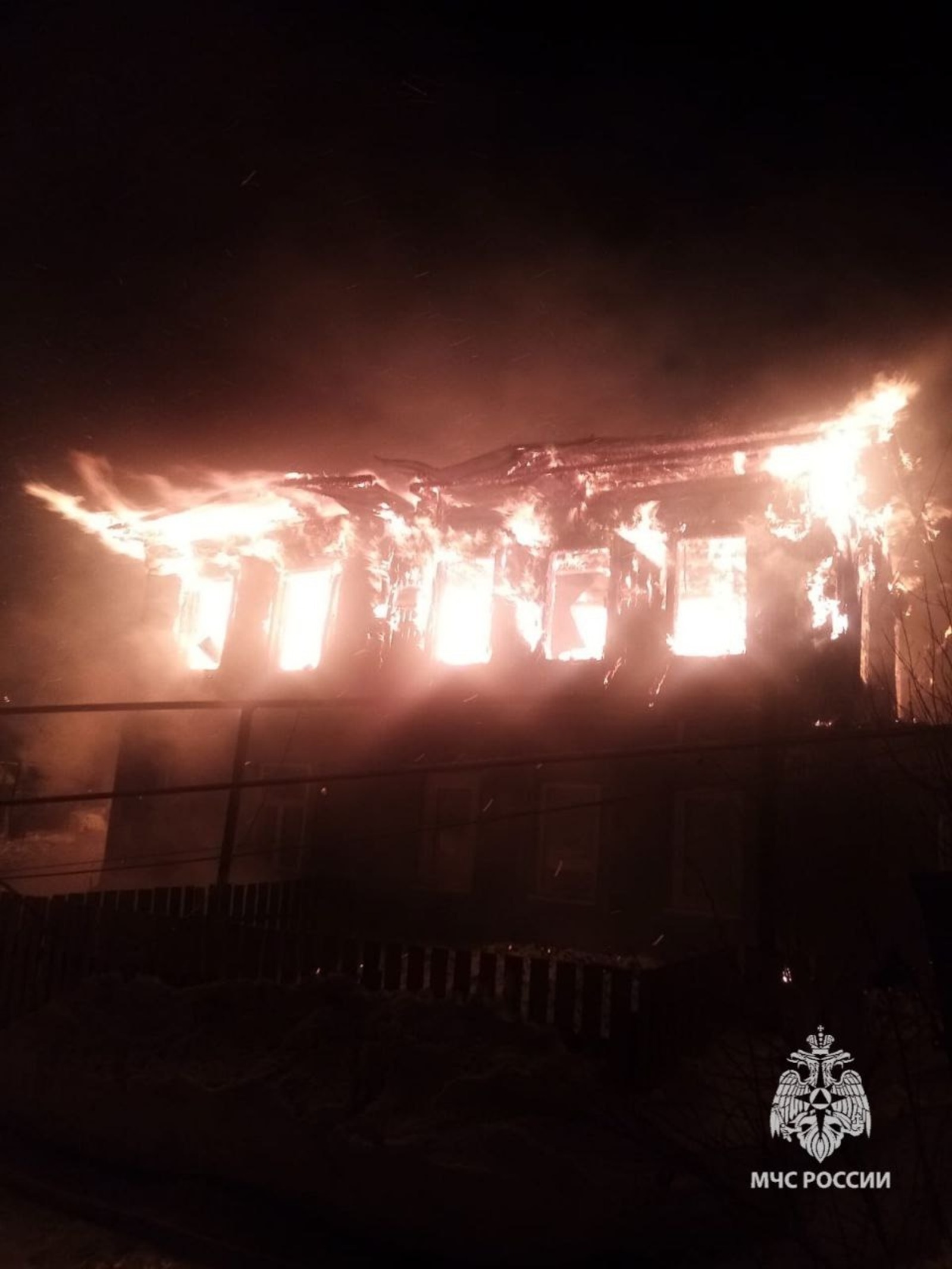 В Уфе ночью из-за пожара в двухэтажном бараке эвакуировали 18 человек