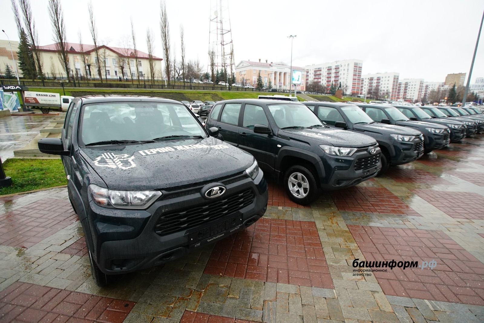 Хайбуллинскому герою жатвы вручили ключи от автомобиля «Лада Нива»