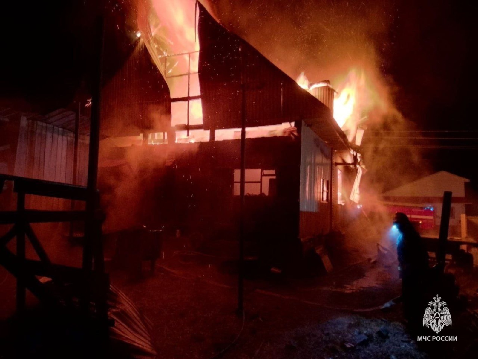 В Башкирии во время пожара в доме подросток спас свою семью