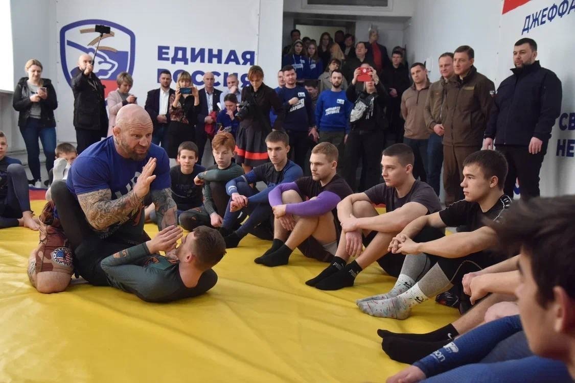 Первый вице-президент Федерации спортивной борьбы Башкирии Джефф Монсон открыл в ДНР новый спортзал