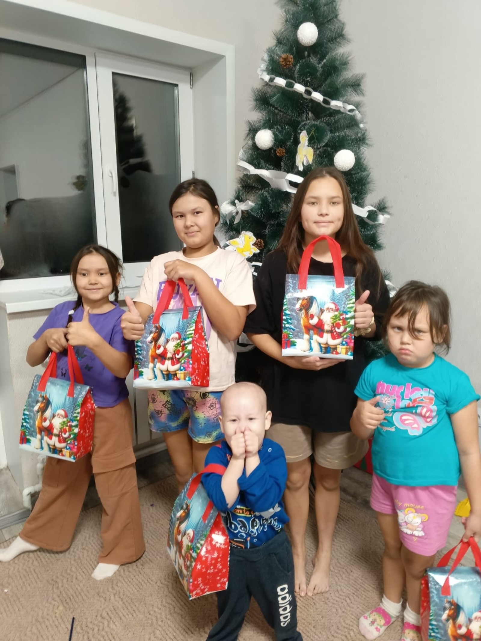 Специалисты службы семьи дарят хайбуллинским детям новогодние подарки