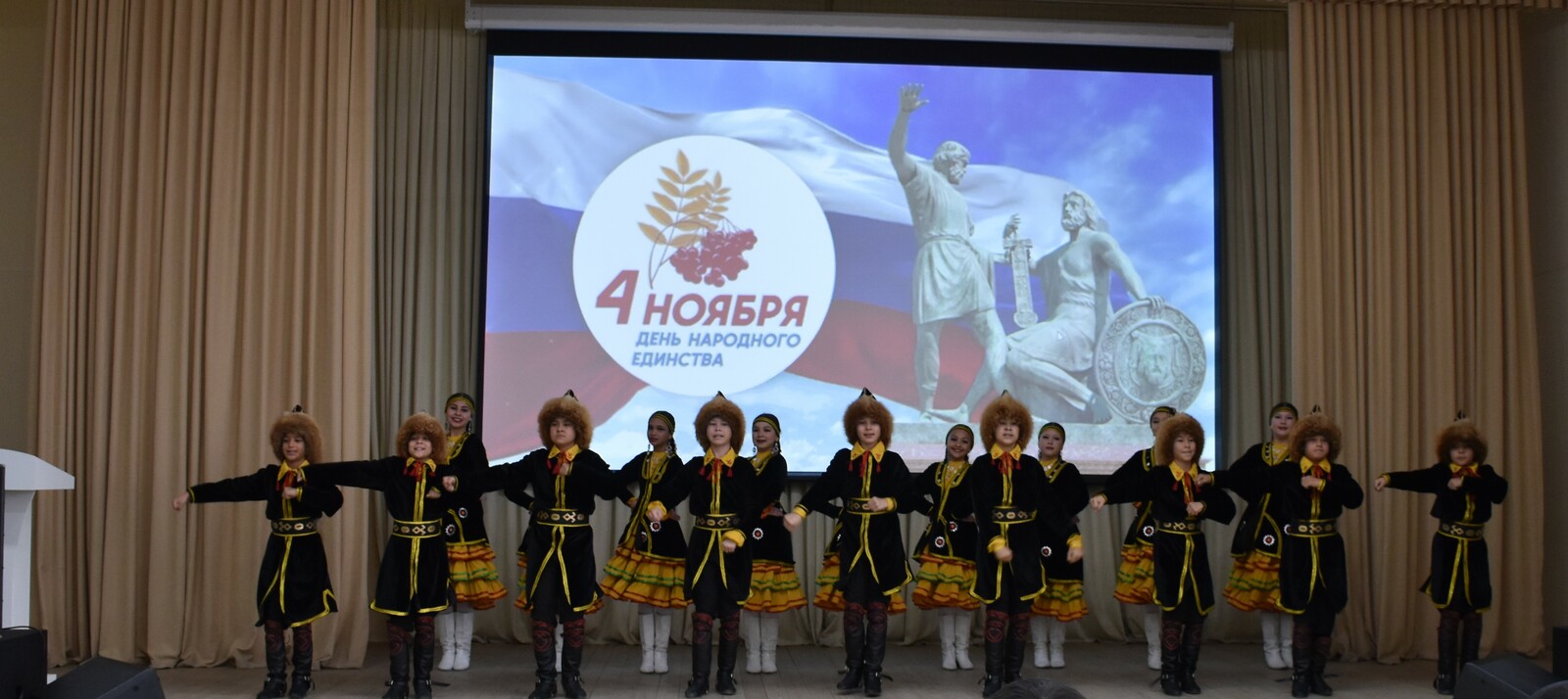 Заслуженные награды вручили хайбуллинцам ко Дню народного единства