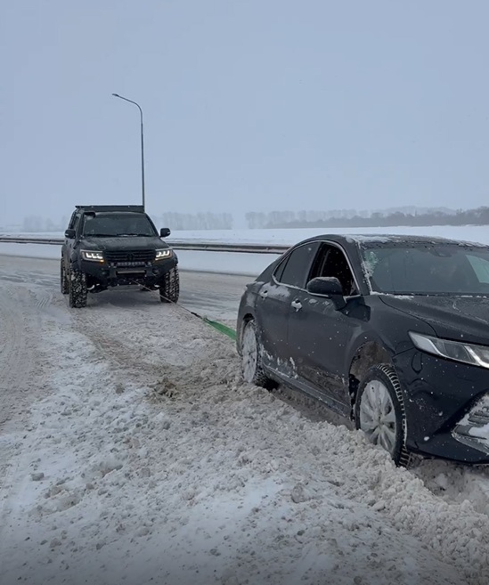 Хоккеист уфимского «Салавата Юлаева» спас водителя из снежного плена
