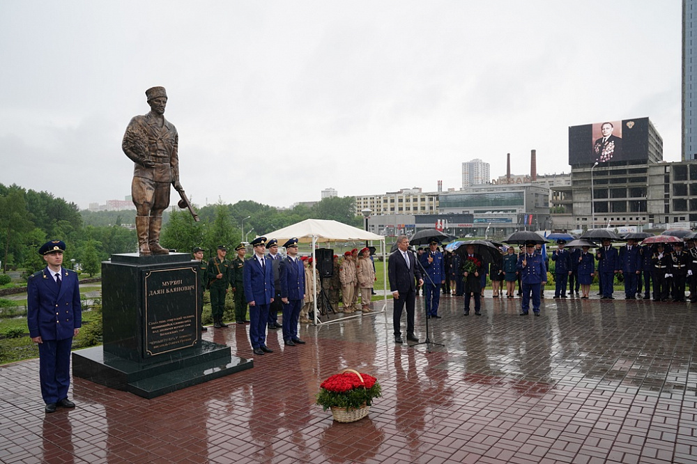 В Уфе открыли памятник разведчику Даяну Мурзину