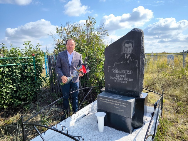 Гендиректор АО «Бурибаевский ГОК» Рустам Аблаев почтил память бывших директоров