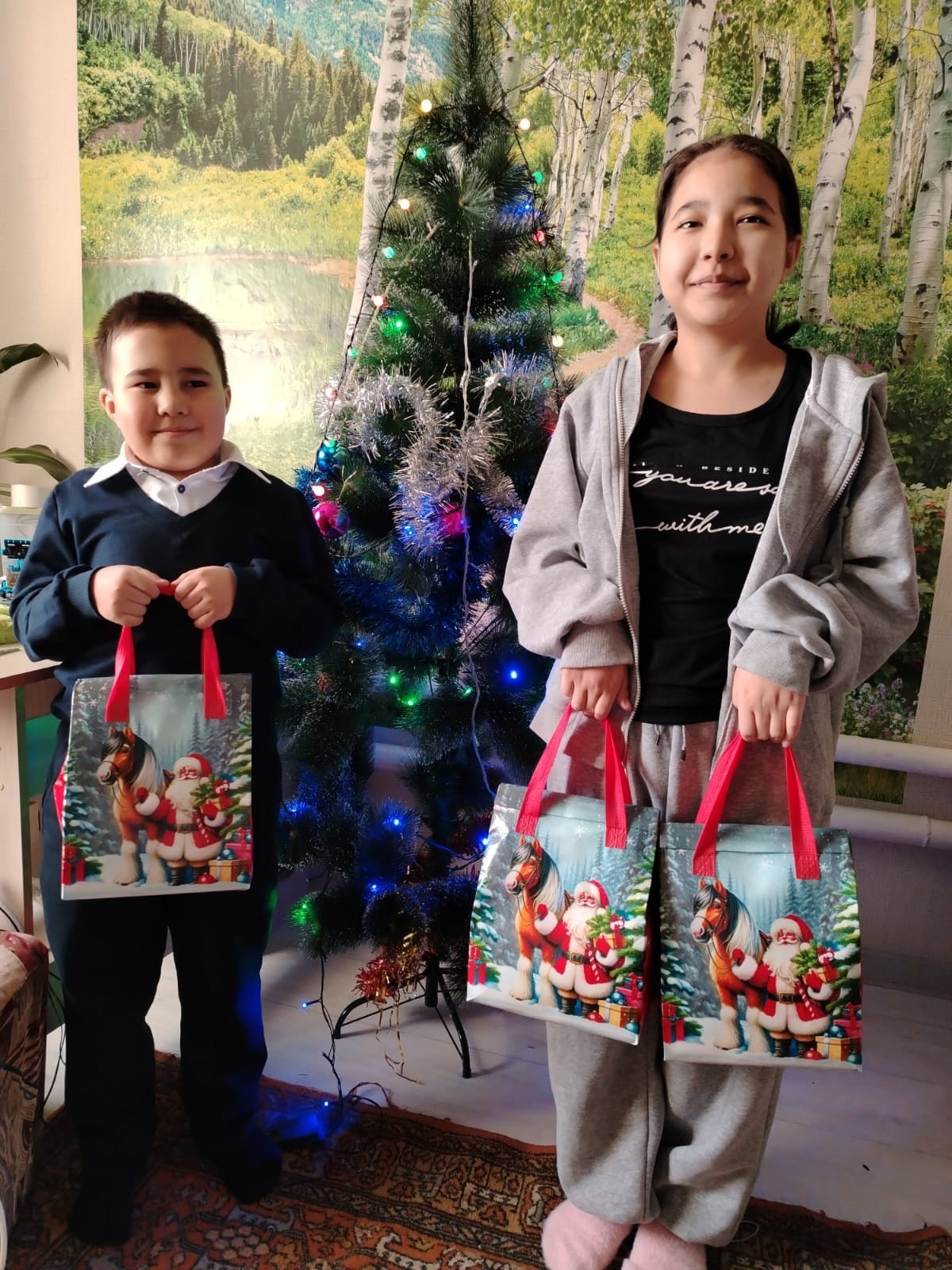 Специалисты службы семьи дарят хайбуллинским детям новогодние подарки