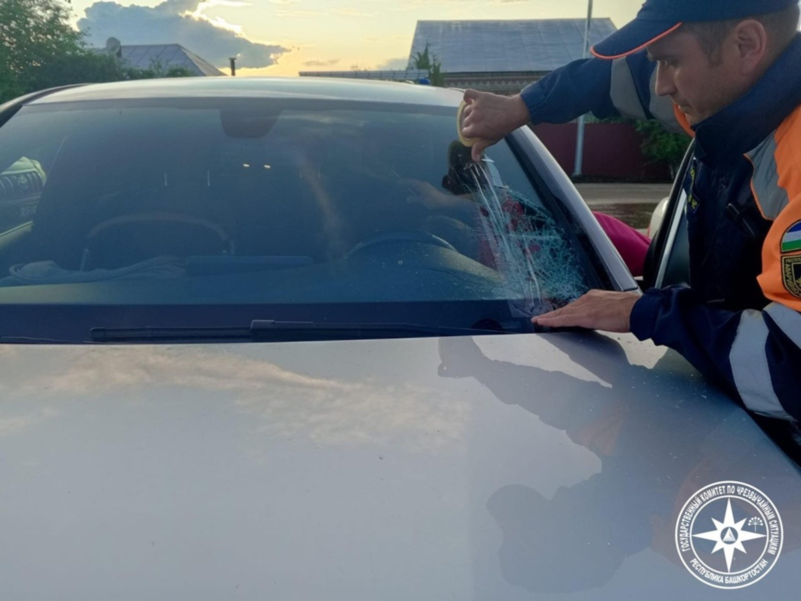 В Башкирии разрезали стекло, чтобы спасти заблокированного в машине малыша