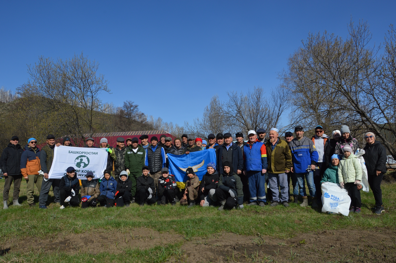 Субботник на живописном берегу