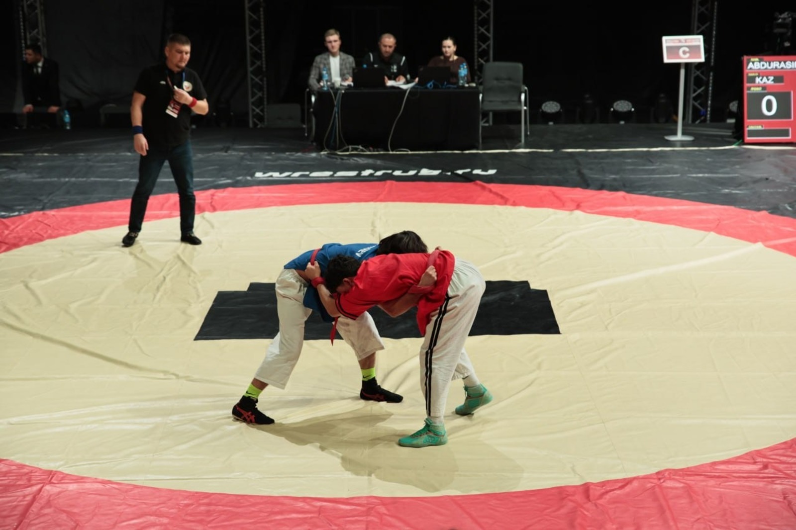 Стартовал Кубок мира по борьбе на поясах