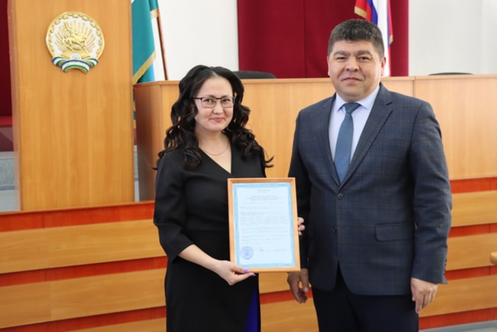 Глава администрации Хайбуллинского района Рустам Шарипов вручил молодой семье жилищный сертификат