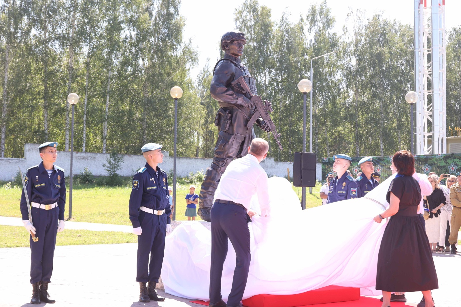 Глава Башкирии открыл памятник Герою России Максиму Серафимову