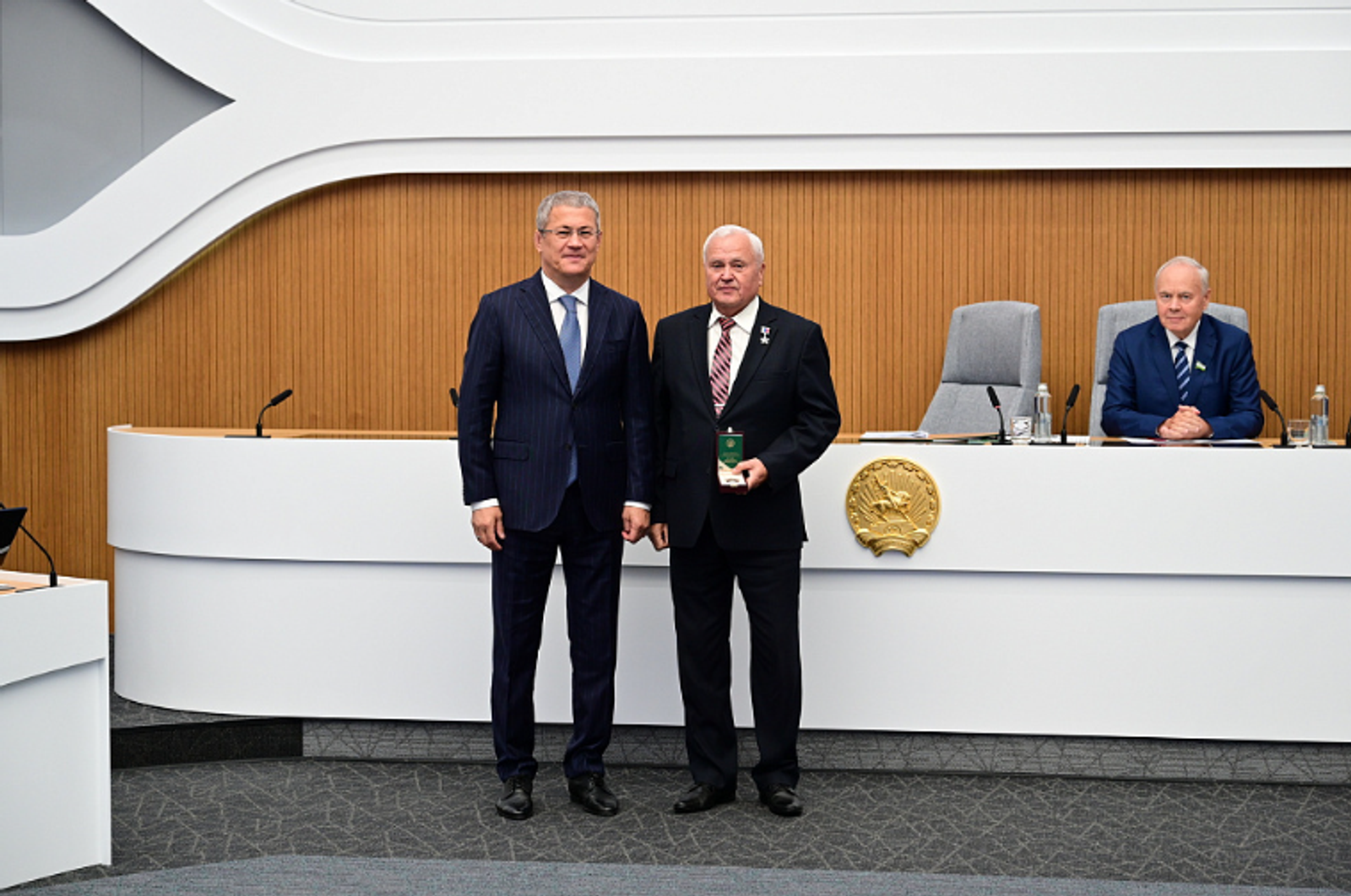 Радий Хабиров вручил орден генерала Шаймуратова Герою России Рифу Сахабутдинову