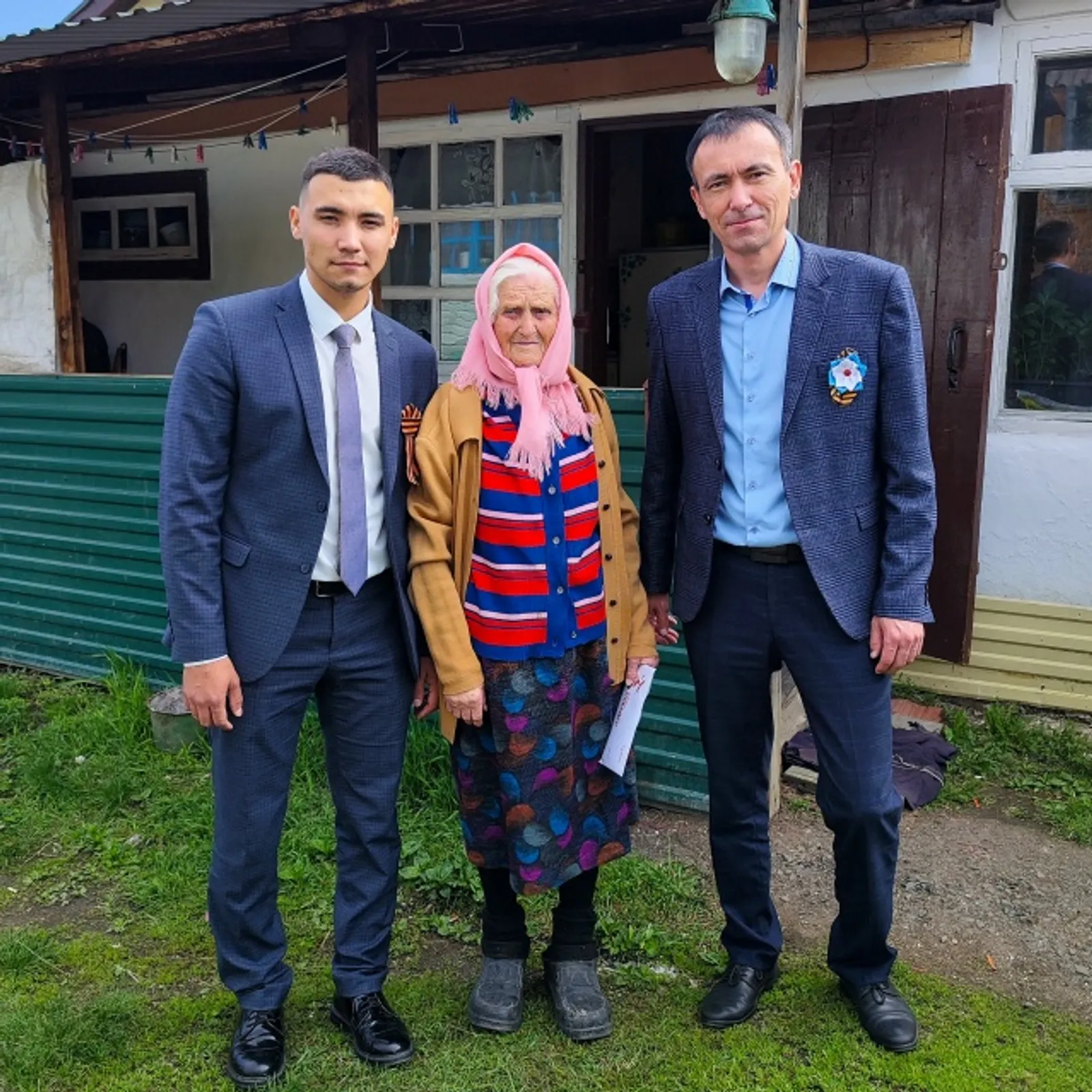 Сотрудники Бурибаевского ГОКа поздравили тружеников тыла с Днём Победы