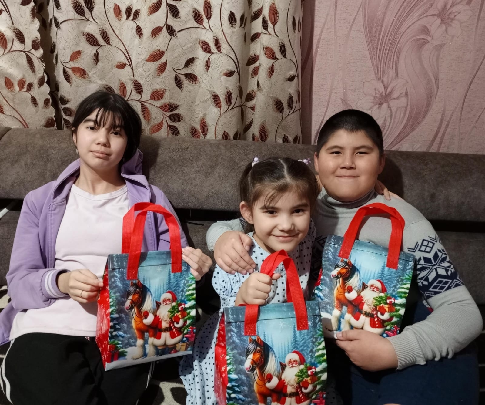 Специалисты службы семьи дарят хайбуллинским детям новогодние подарки