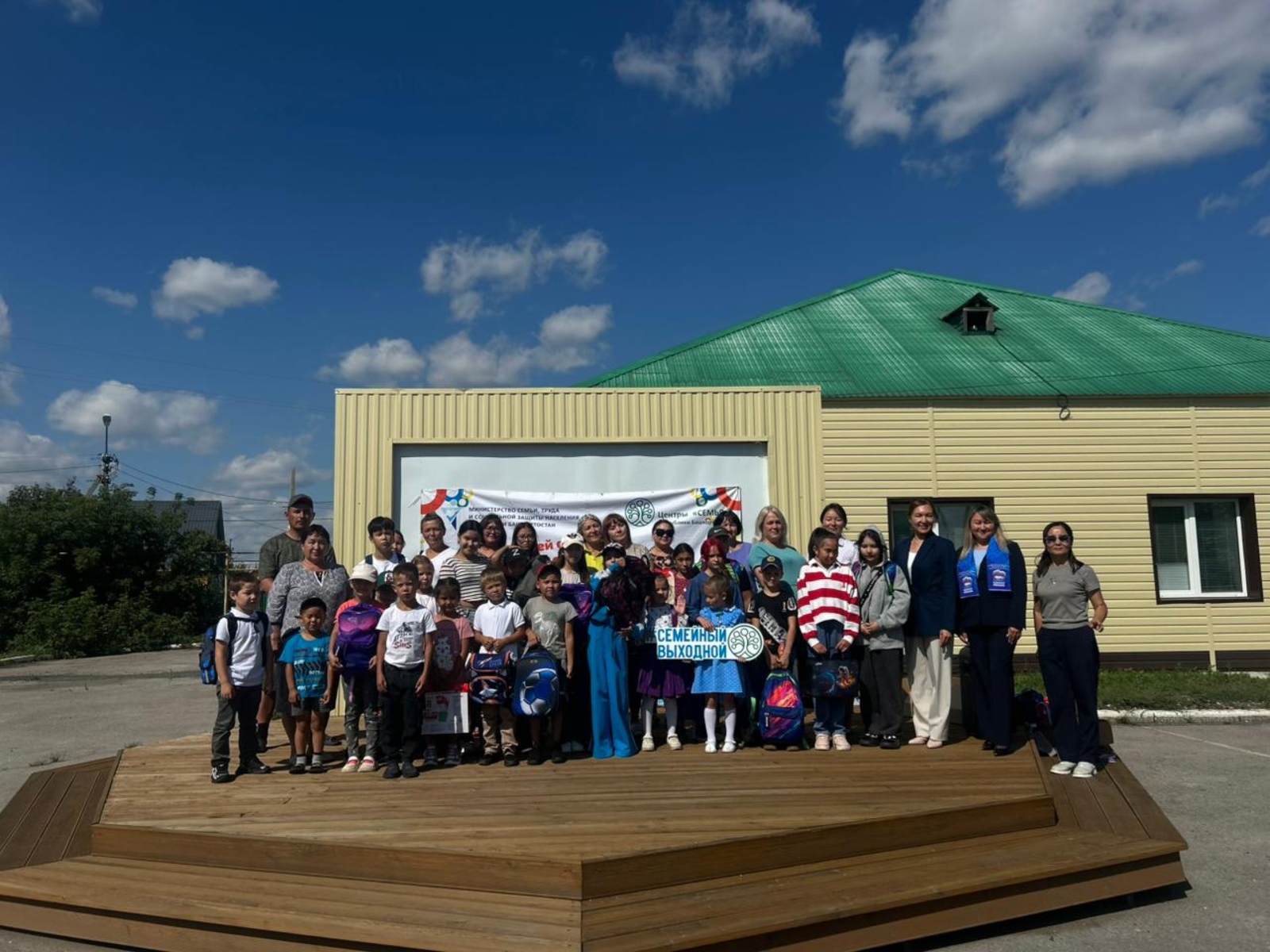 В рамках акции «Помоги собраться в школу» вручены первые рюкзаки