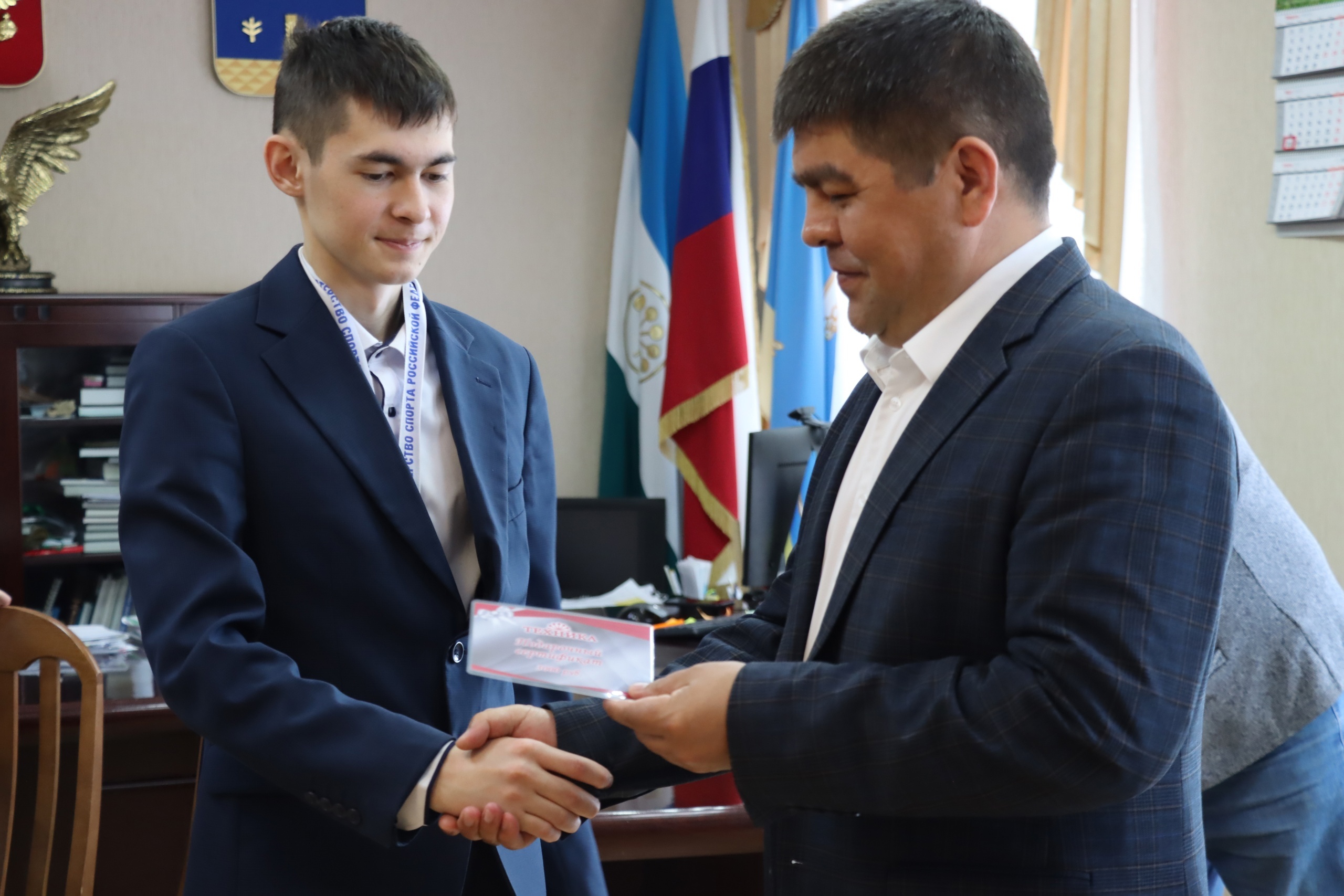 Глава Администрации Хайбуллинского района Рустам Шарипов встретился с районной командой по лапте, вернувшейся с победой