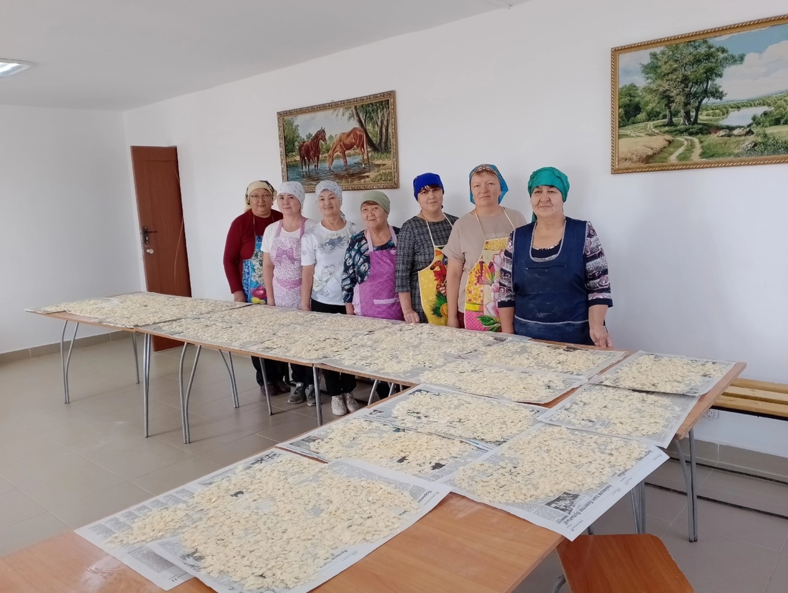 Жители села Подольск приняли участие в заготовке домашней лапши для участников СВО