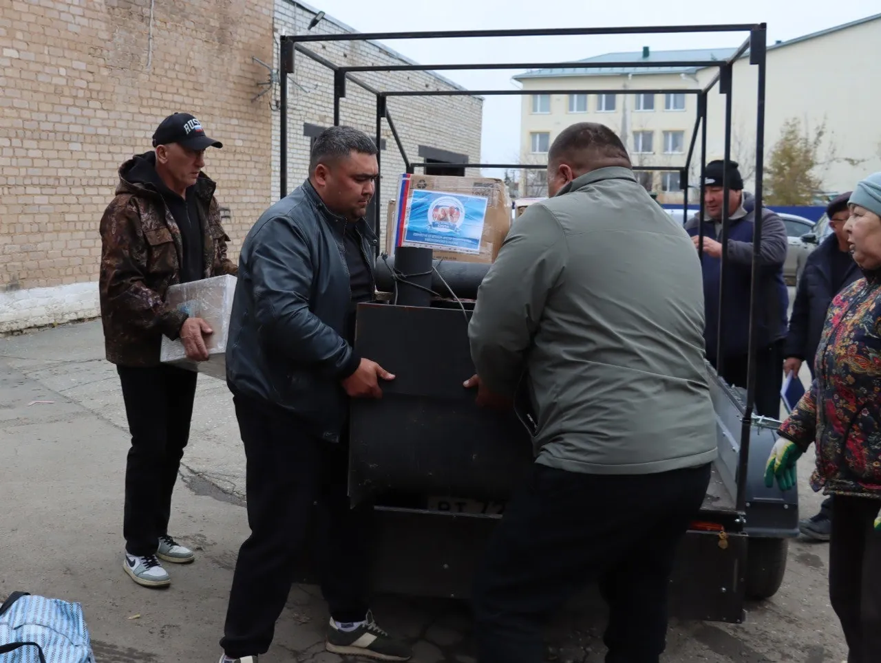 В районе Башкирии волонтёры загрузили фуру имуществом для нужд СВО