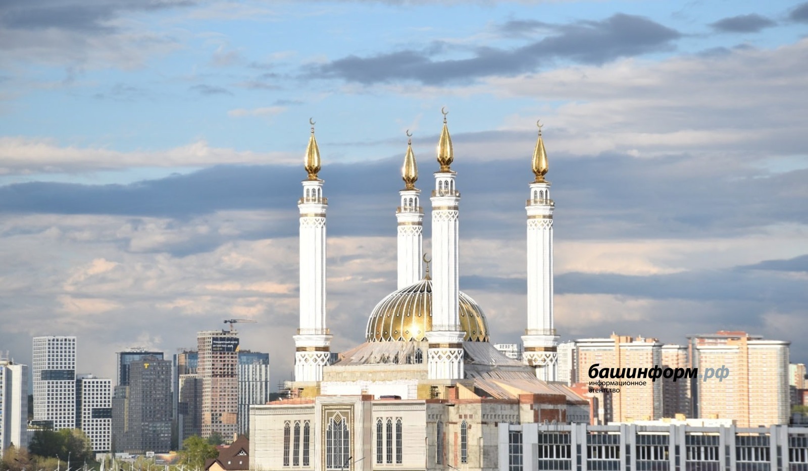 На передовой и в тылу: верующие мусульмане Башкирии празднуют Ураза-байрам