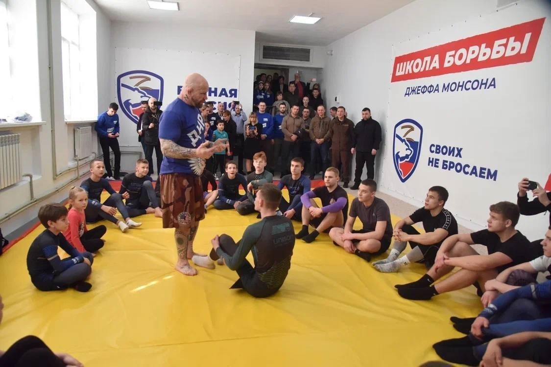 Первый вице-президент Федерации спортивной борьбы Башкирии Джефф Монсон открыл в ДНР новый спортзал