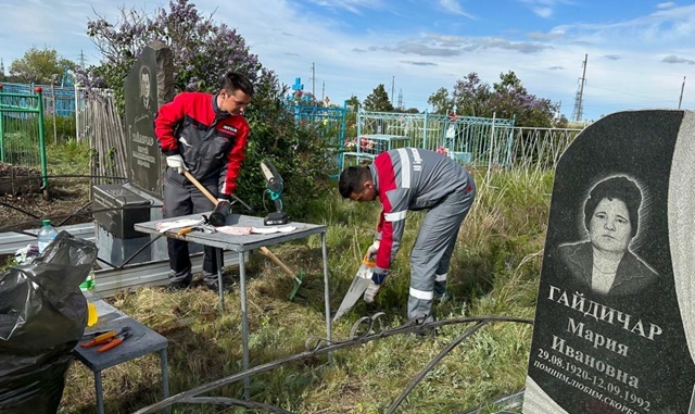 Гендиректор АО «Бурибаевский ГОК» Рустам Аблаев почтил память бывших директоров
