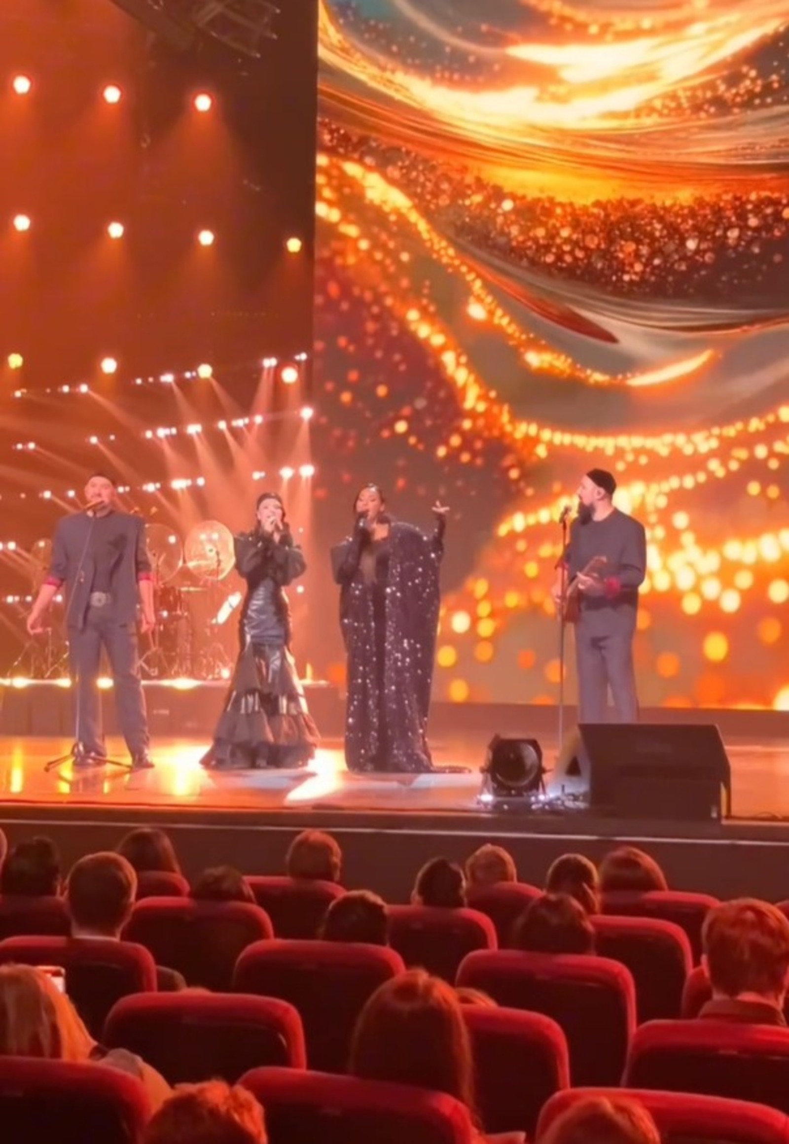 Группа AY YOLA из Уфы выступила в дуэте с Алсу