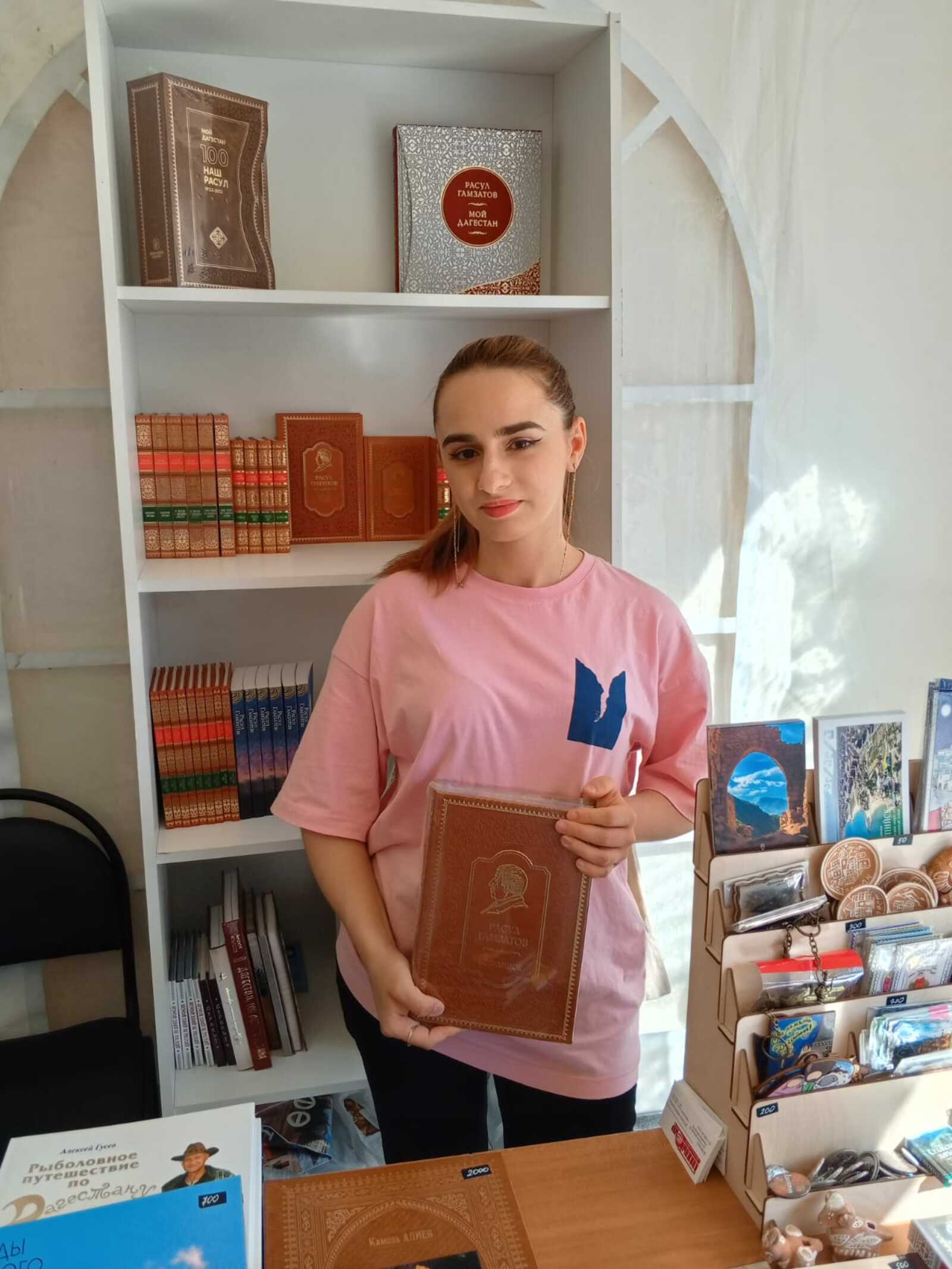 Национальные рецепты, сборник Гамзатова на английском и сказки Пушкина…