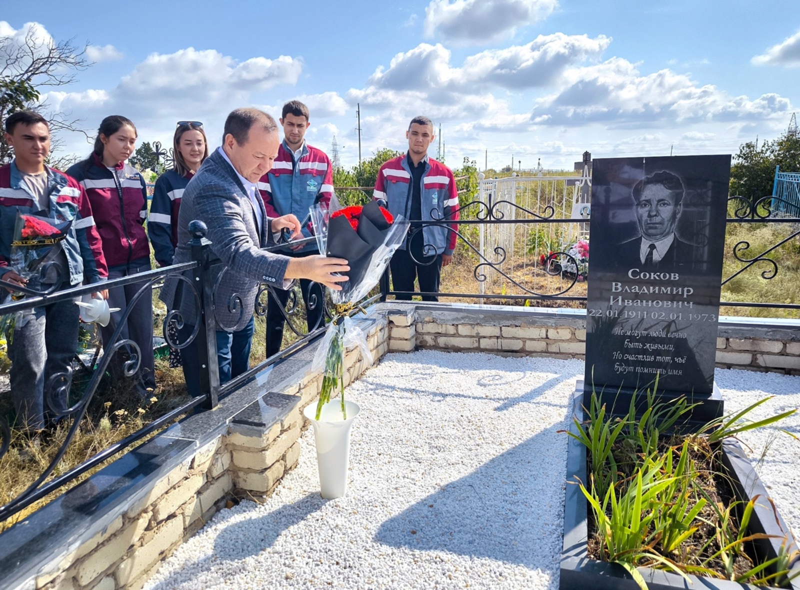 Гендиректор АО «Бурибаевский ГОК» Рустам Аблаев почтил память бывших директоров