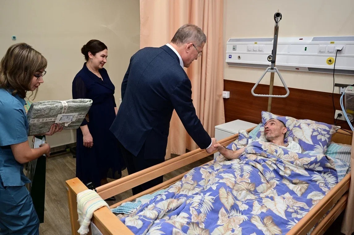 Радий Хабиров провёл старый Новый год в Уфимском хосписе