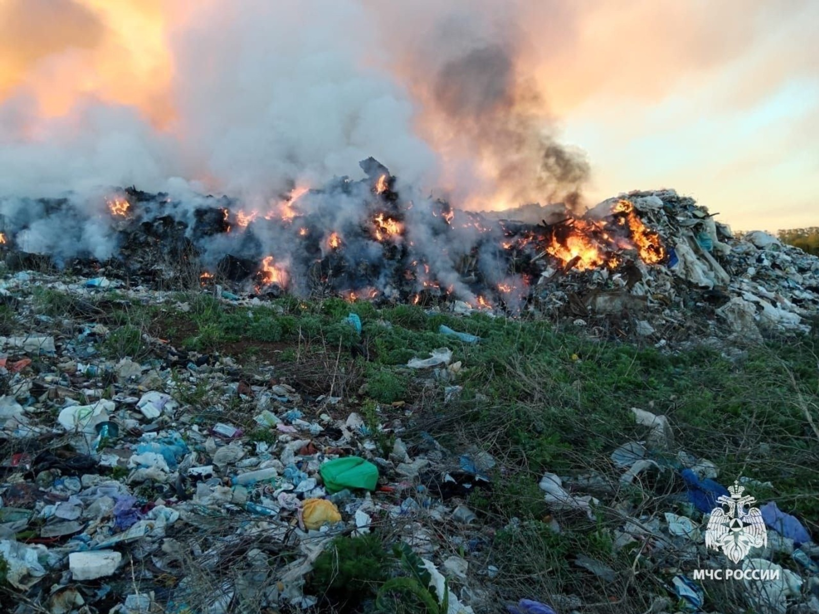 В Башкирии недалеко от деревни загорелся полигон ТБО