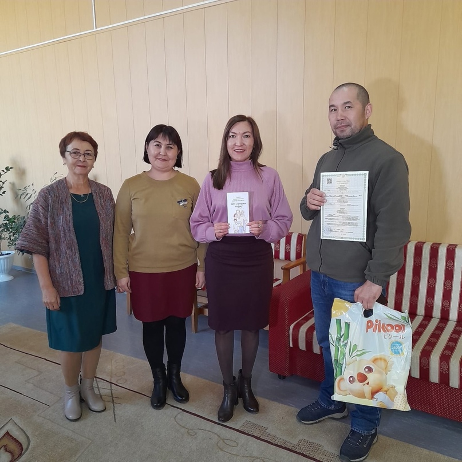 Сотрудники Службы семьи в Хайбуллинском районе поздравили семьи с рождением ребенка в День отца