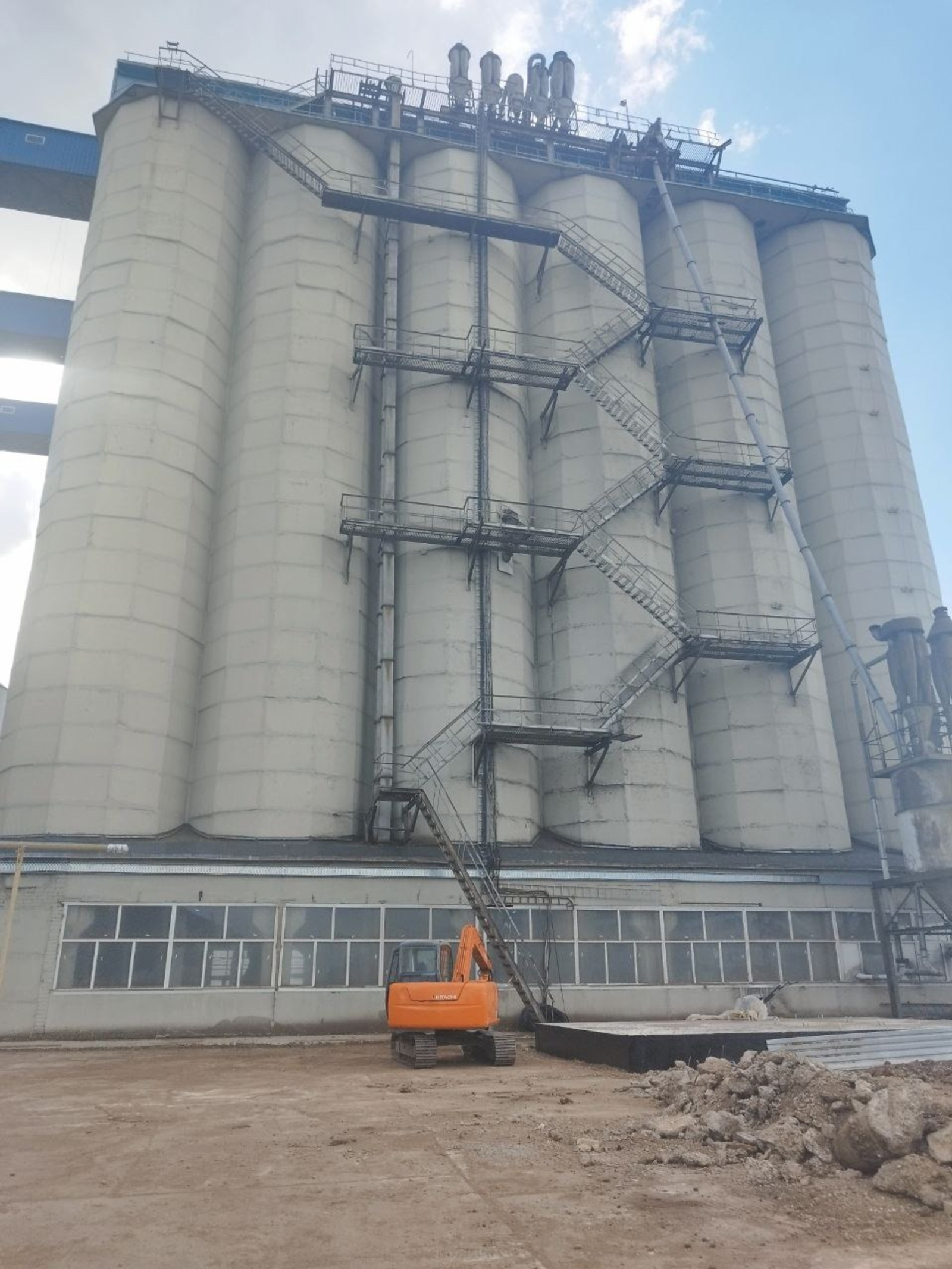 В Башкирии работник элеватора упал с высоты 15 этажа