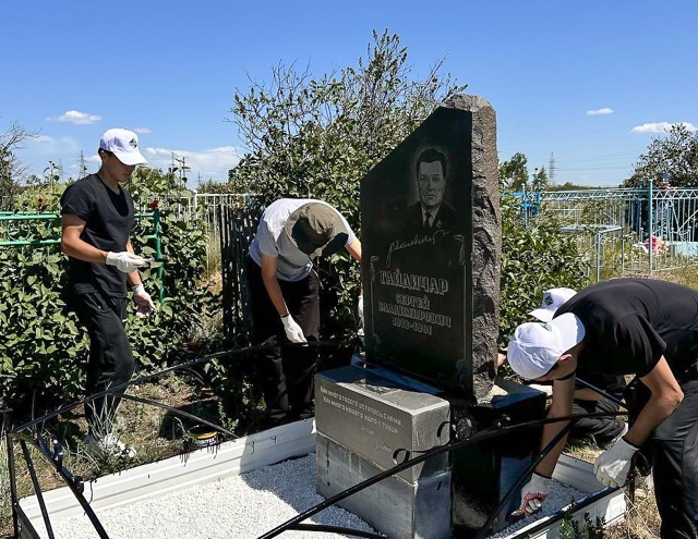 Гендиректор АО «Бурибаевский ГОК» Рустам Аблаев почтил память бывших директоров