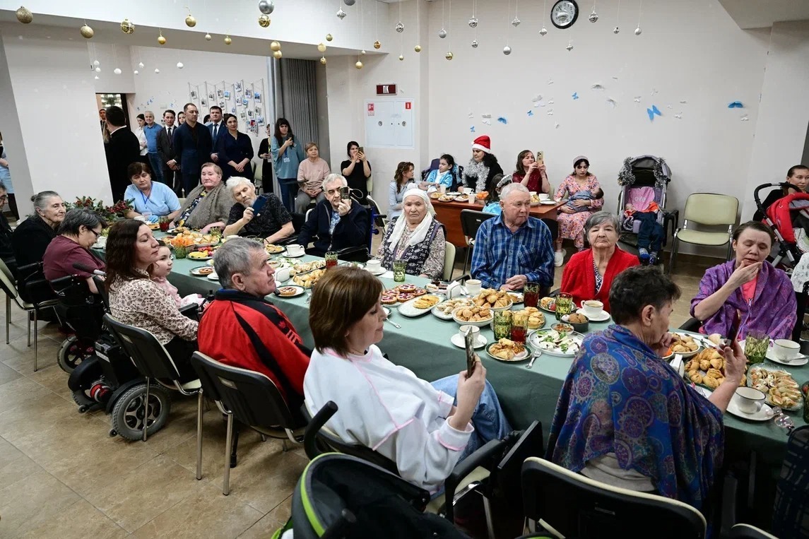 Радий Хабиров провёл старый Новый год в Уфимском хосписе