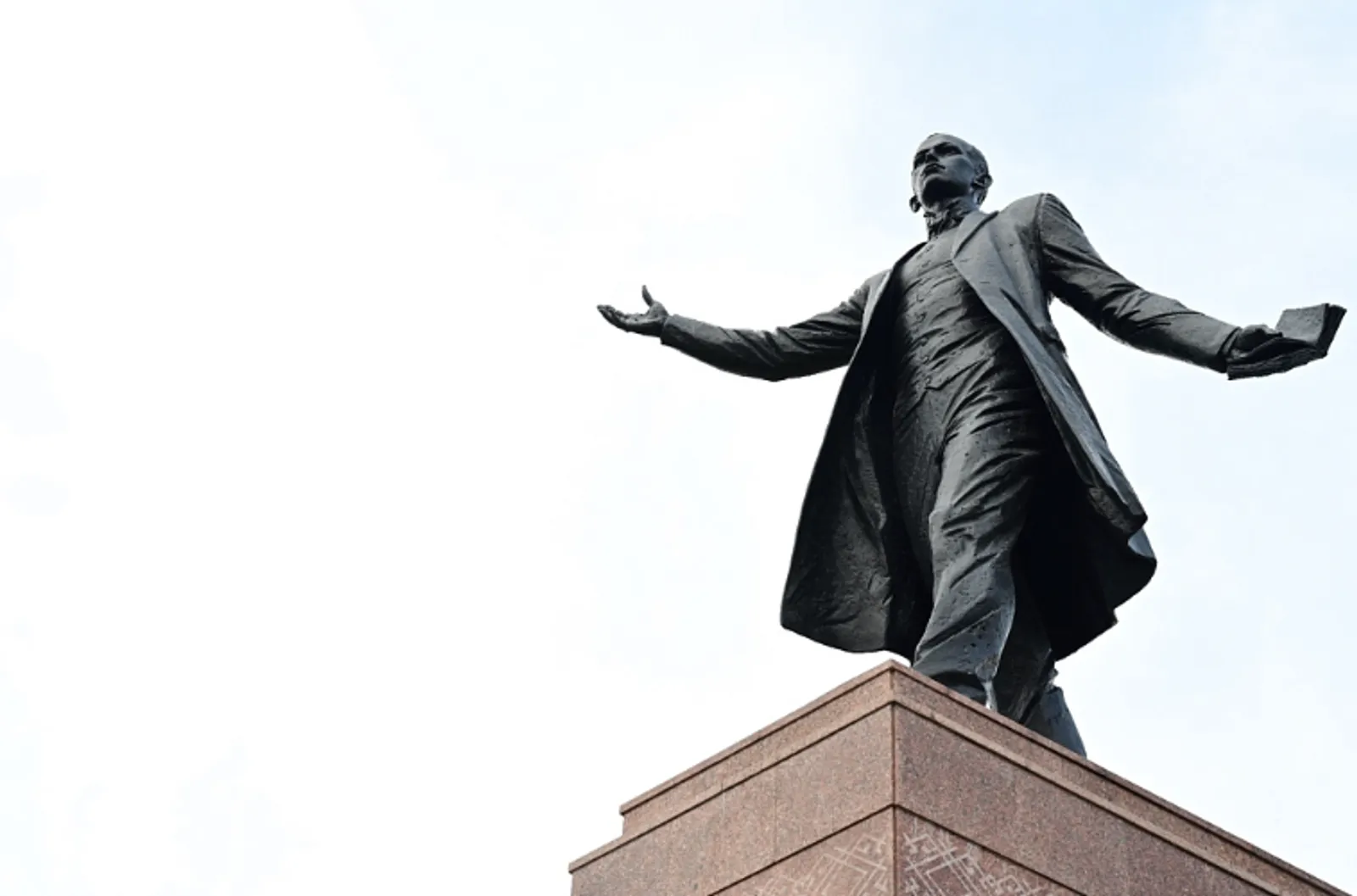 Радий Хабиров возложил цветы к памятникам Шайхзаде Бабичу и Салавату Юлаеву