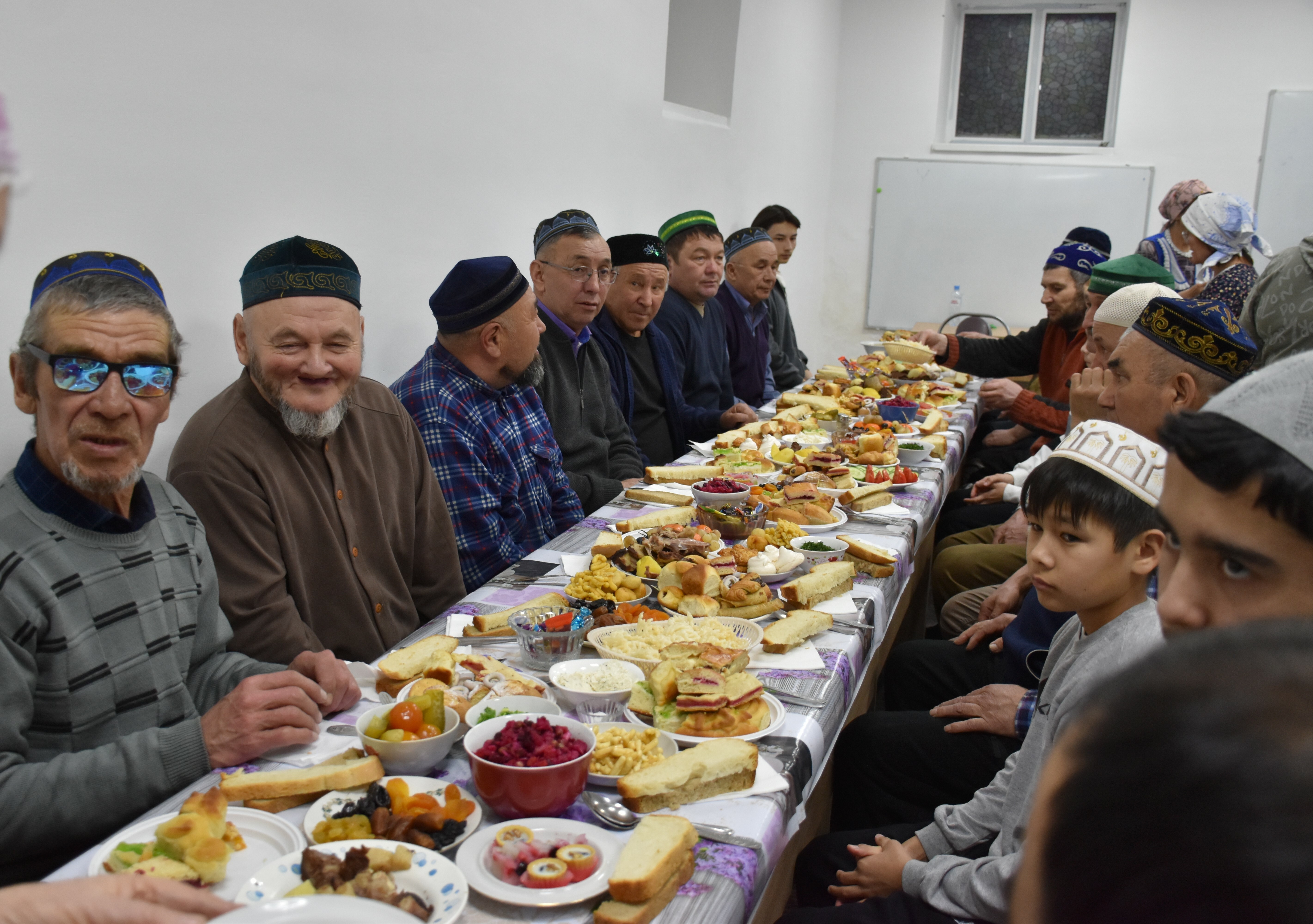 В мечети Жамиг с. Акъяр благотворительный фонд «Мы вместе – сила» провел ифтар.